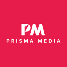 Logo blanc de Prisma Media sur fond rose vif.